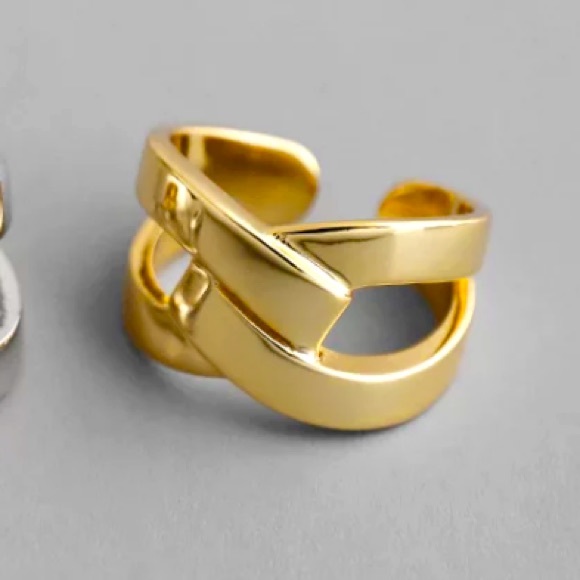 Jewelry - 💛Insta gold plated twisted ring